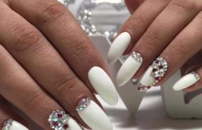 Ideias de manicure com esmalte branco Unhas brancas elegantes